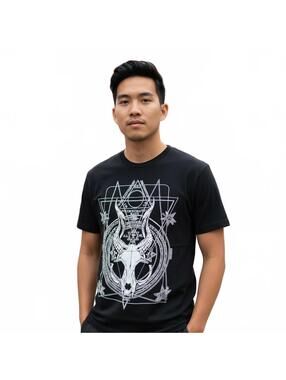 T-Shirt / Threadless / Black / Horned Bull Skull Design / Small